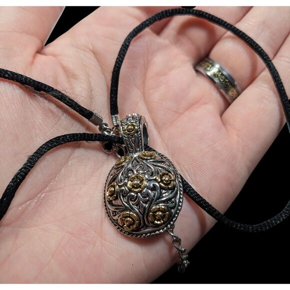 Elegant Fantasy Silver And Gold Tone Floral Pendant Necklace - Picture 3 of 8